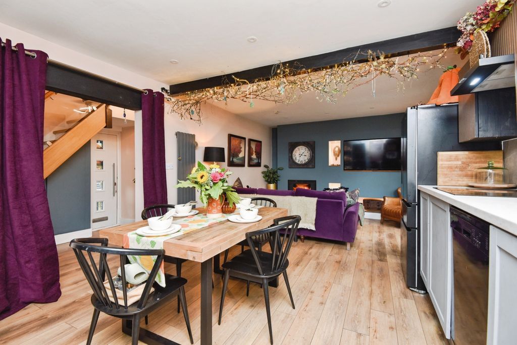 Property photo 3 of 20 05