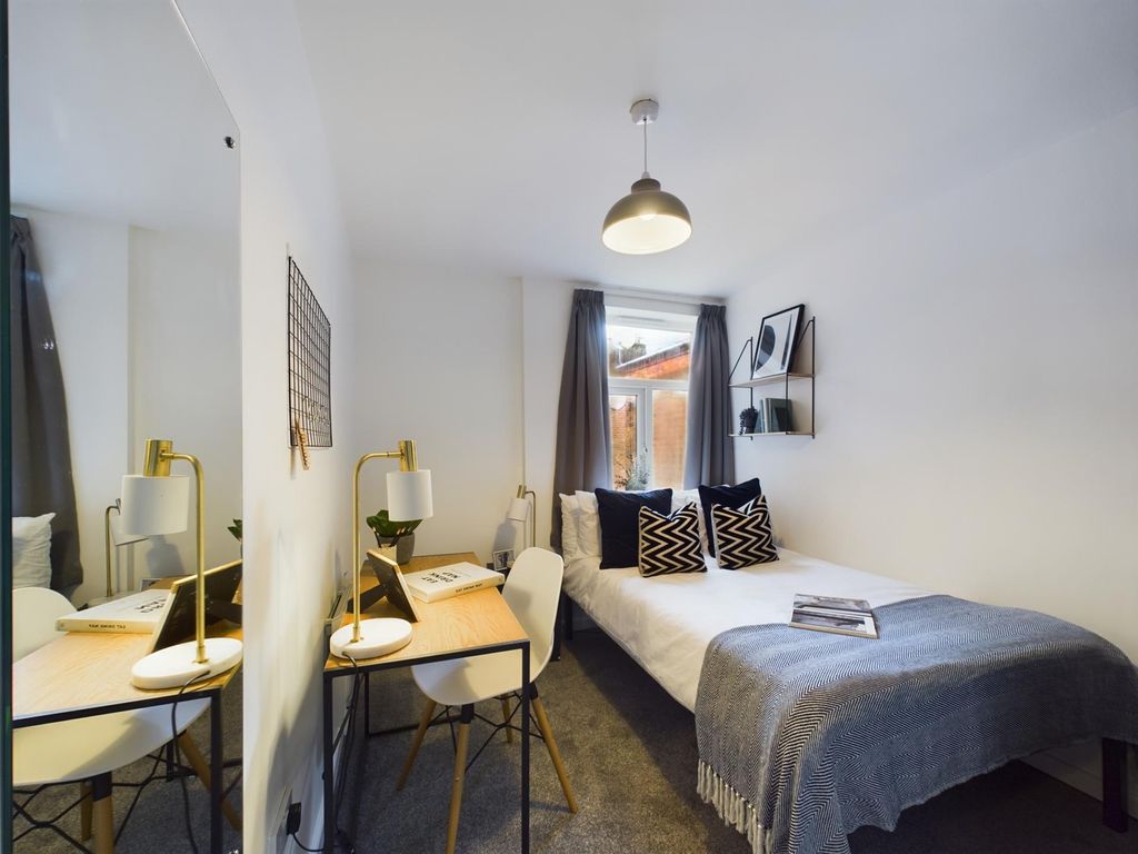 Property photo 3 of 16 A Bright And Inviting Double Bedroom Featuring Sty...