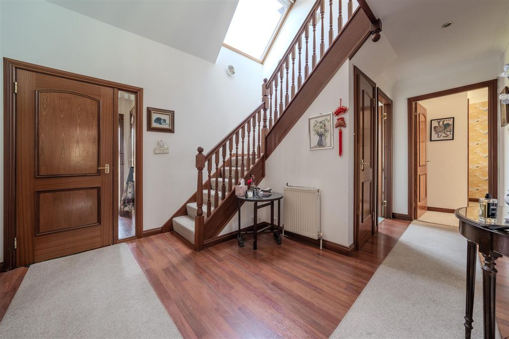 Property photo 3 of 25 16_Bennecourt_Crescent-13.Jpg