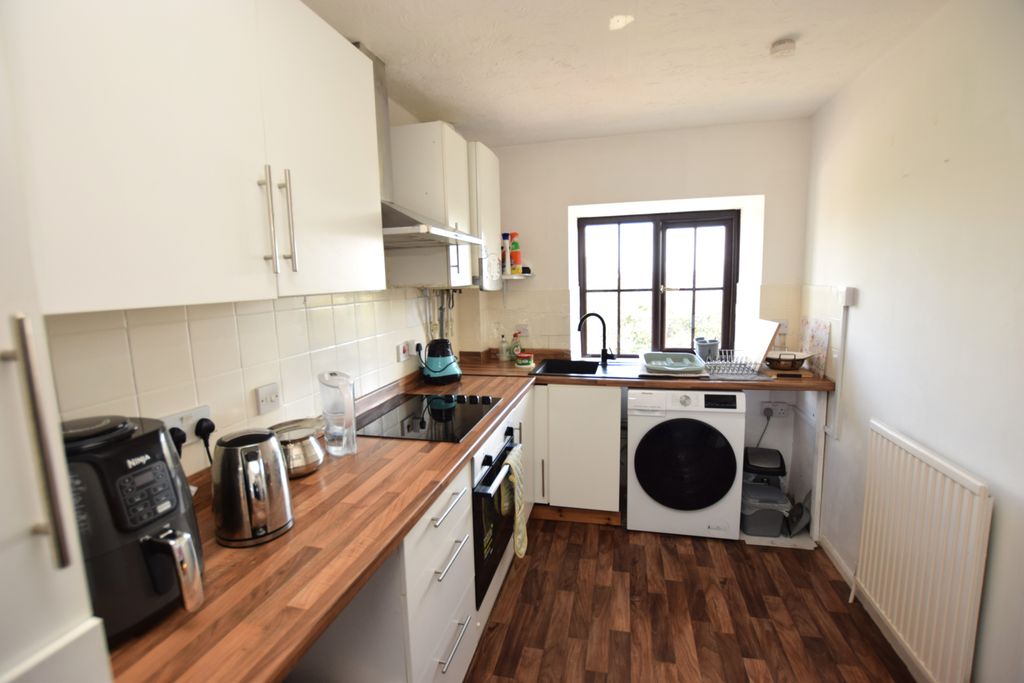 Property photo 2 of 7 Kitchen 2