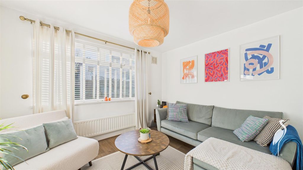 Property photo 3 of 18 Lounge