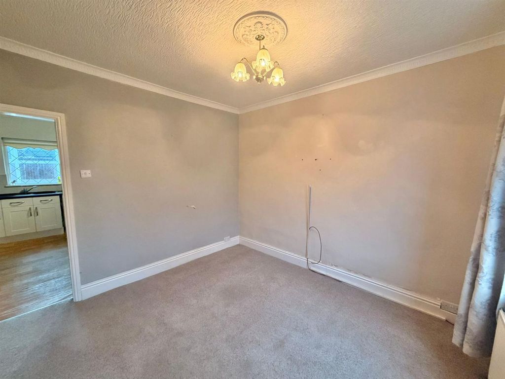 Property photo 3 of 13 Lounge