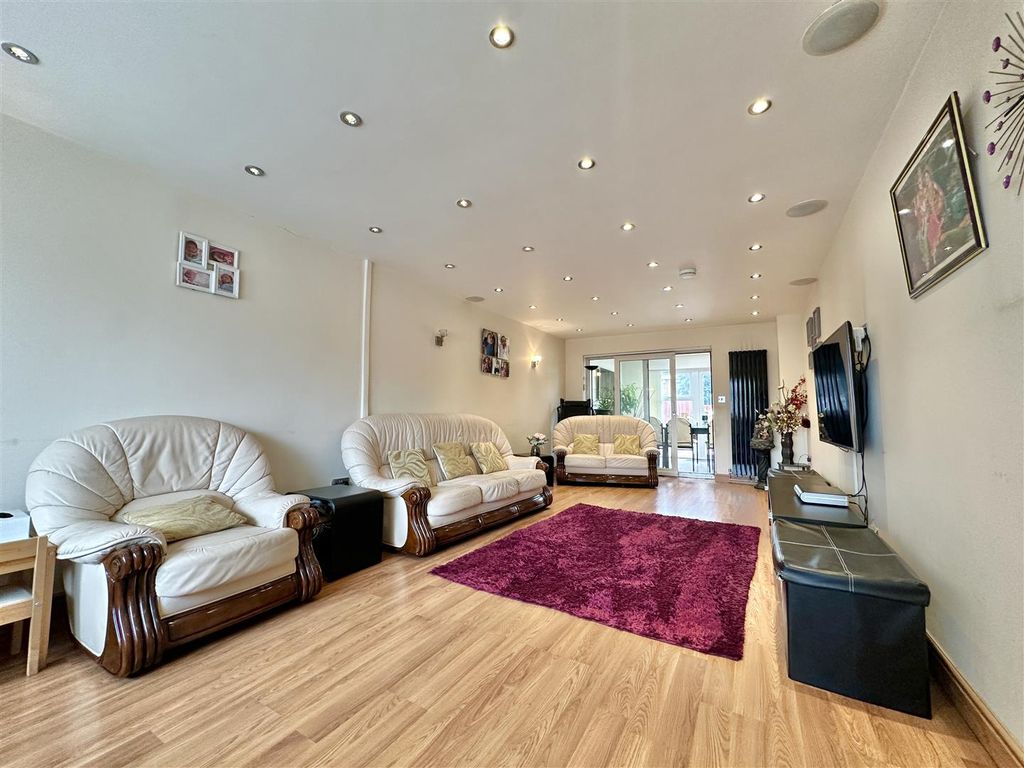 Property photo 2 of 24 Lounge