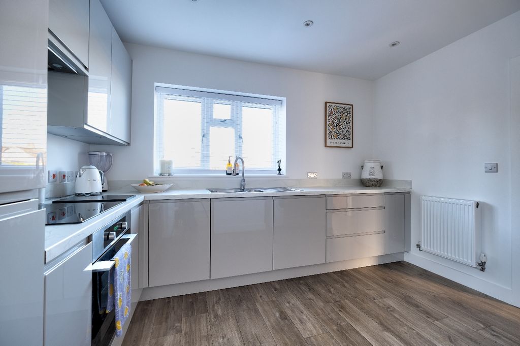 Property photo 3 of 18 Kitchen