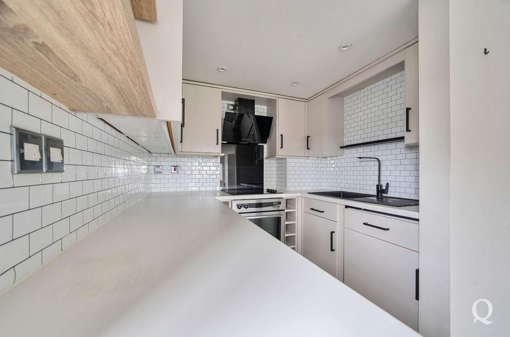 Property photo 2 of 13 63ee62Fd-559A-42A...