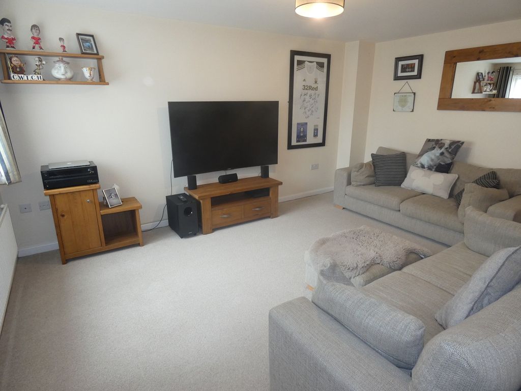 Property photo 2 of 18 Lounge