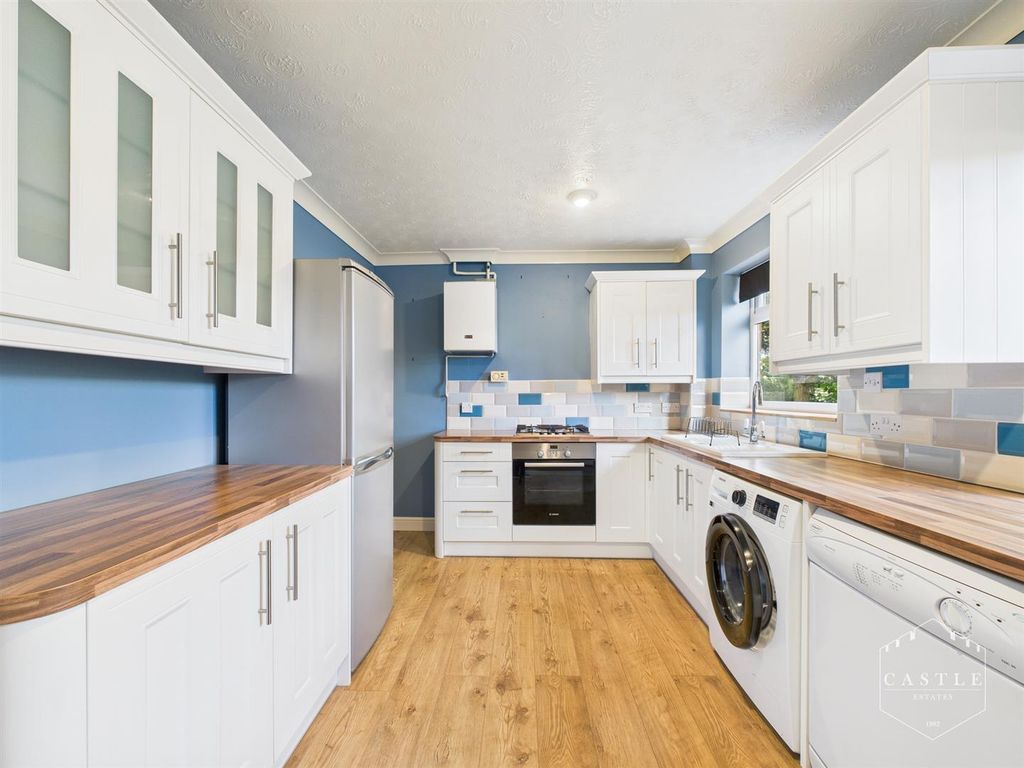 Property photo 2 of 10 Kitchen
