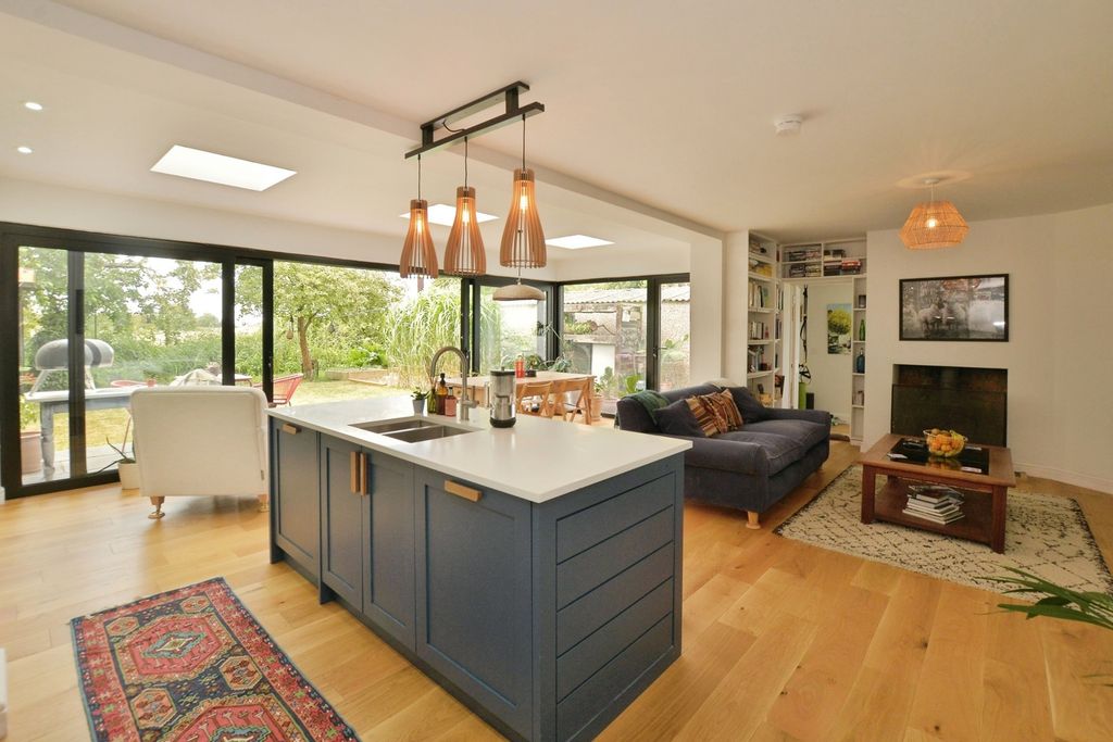 Property photo 2 of 22 Pbox-Img.Jpg