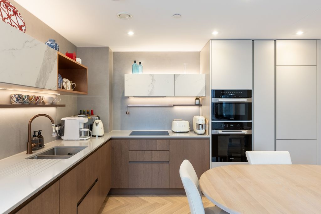 Property photo 3 of 14 Saxon House 32 (0...