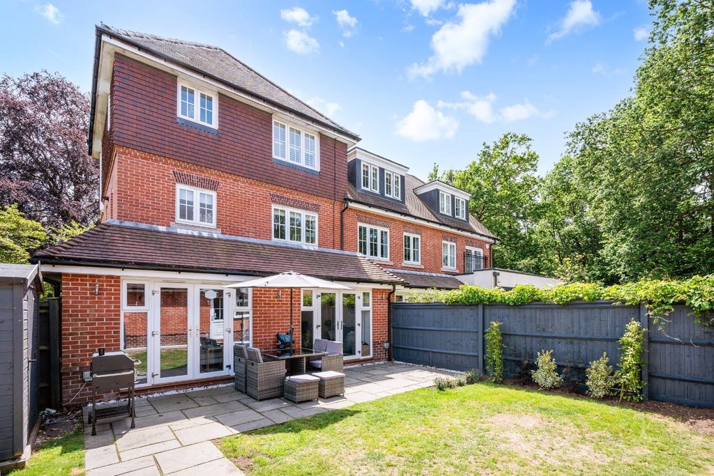 Property photo 1 of 17 White Lodge Close