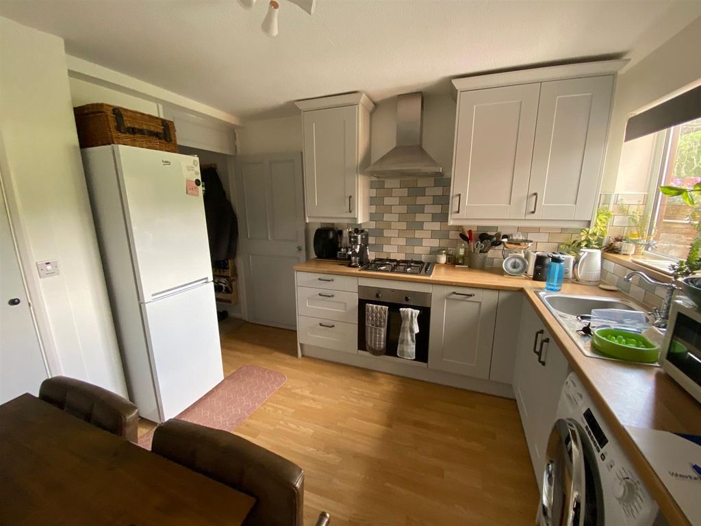 Property photo 3 of 11 Kitchen