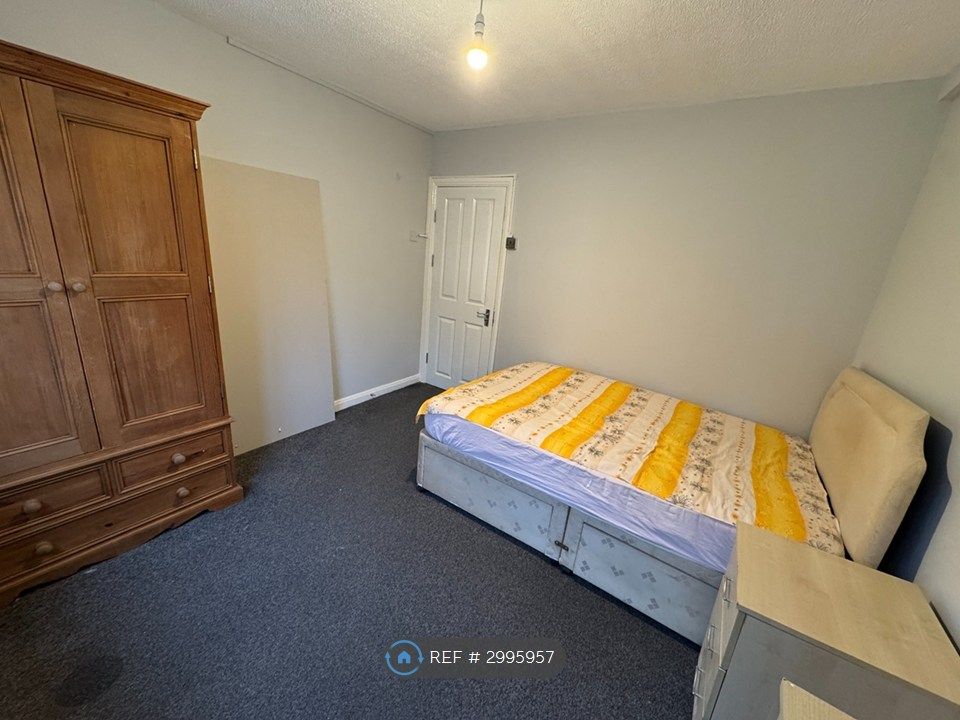 Property photo 2 of 8 Double Room £800