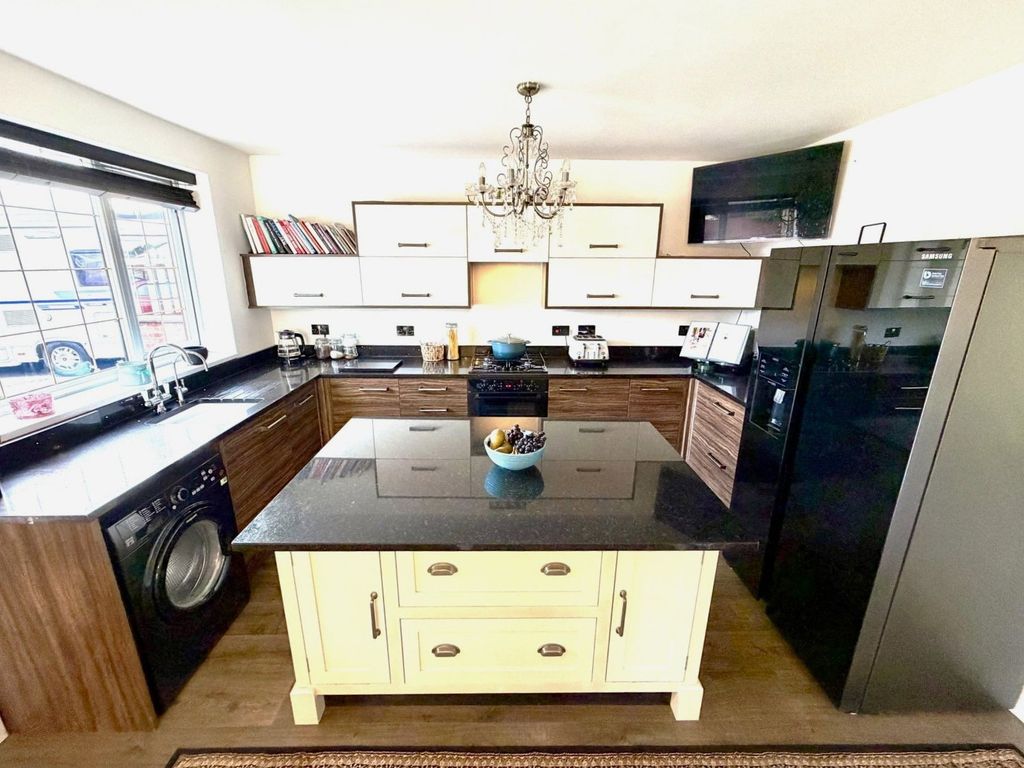 Property photo 3 of 36