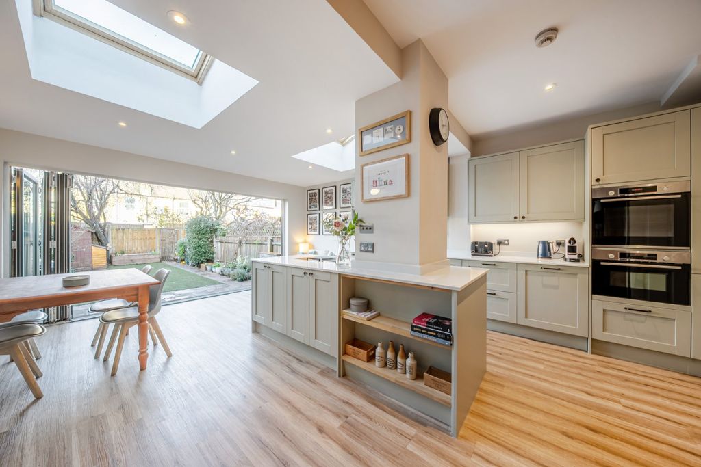 Property photo 2 of 16 Picture No. 13