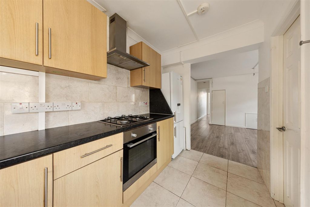 Property photo 3 of 16 Ivy Road, E17