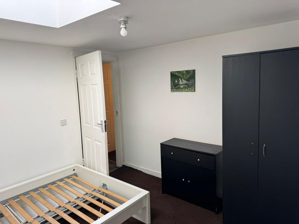 Property photo 1 of 6 Two Bedroom Compact Flat Ideal For Students#Goodmayes