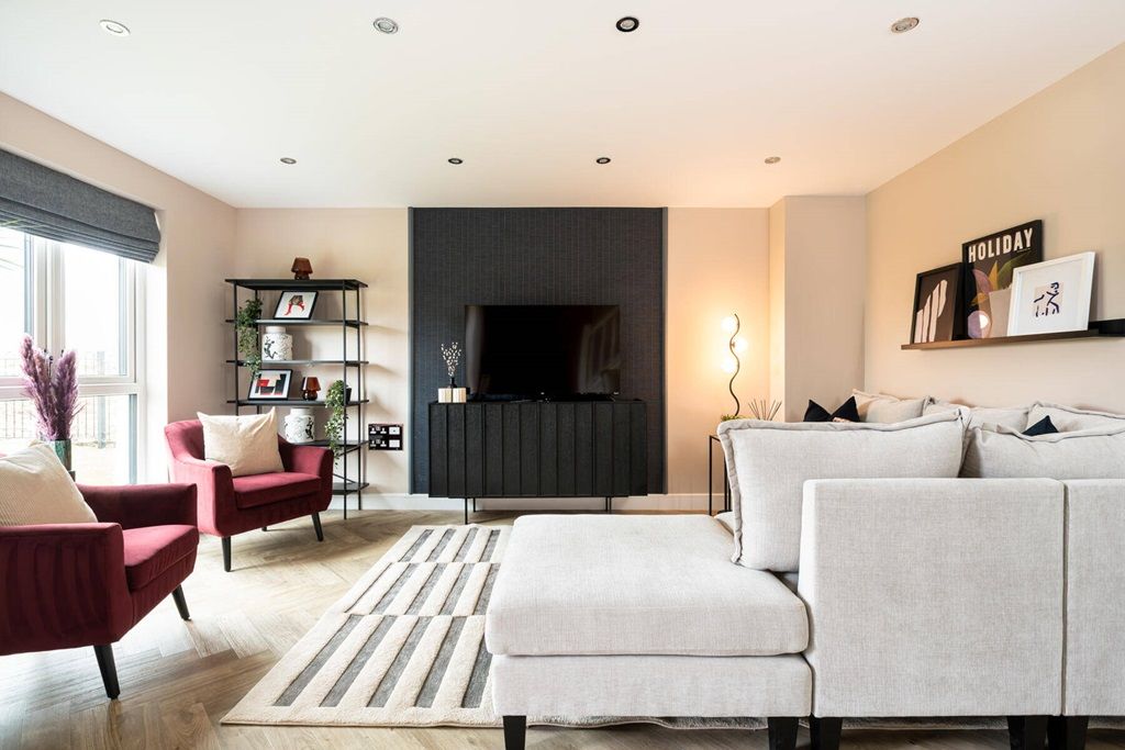 Property photo 2 of 12 A Bright And Airy Lounge Offers Space To Relax As A Family