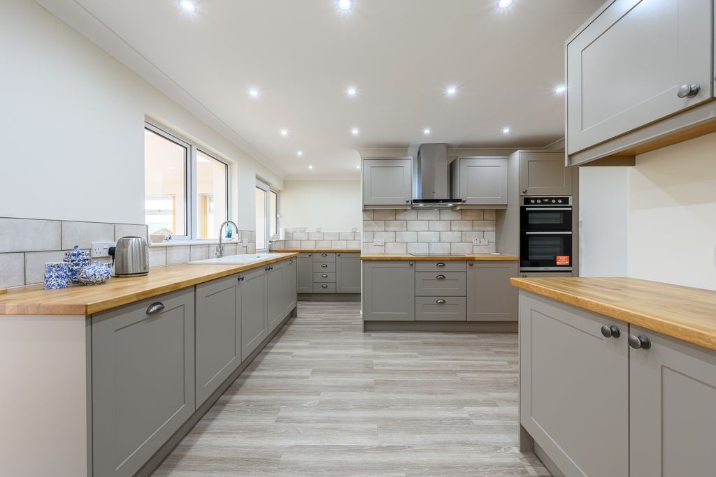 Property photo 3 of 37 Kitchen