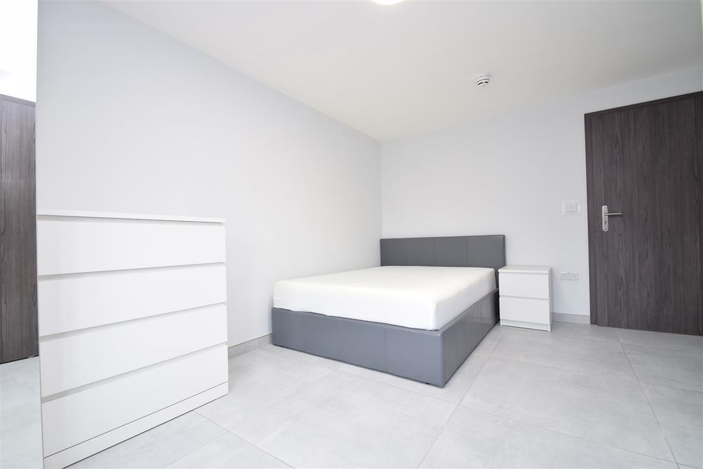 Property photo 3 of 6 Studio