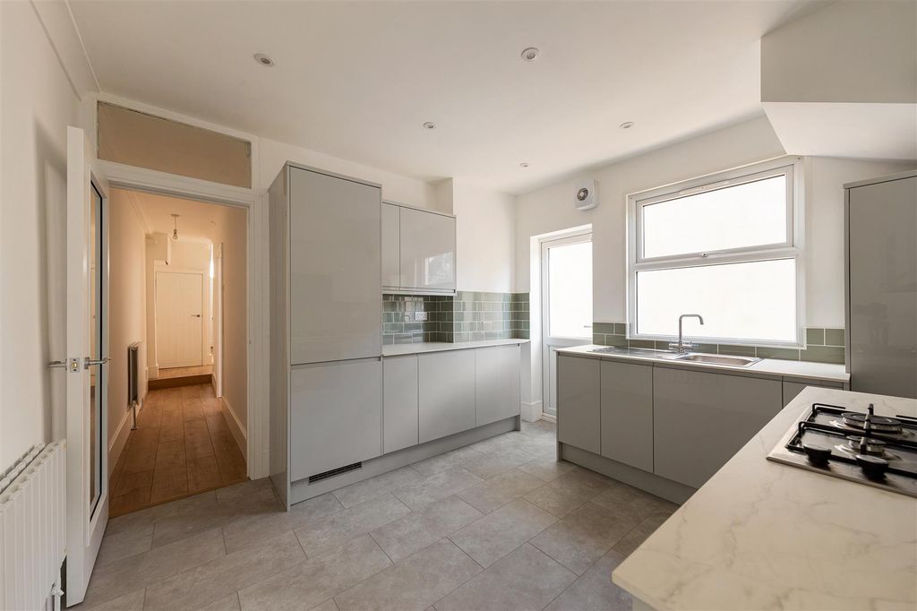 Property photo 3 of 16 Hatherley Road, E17