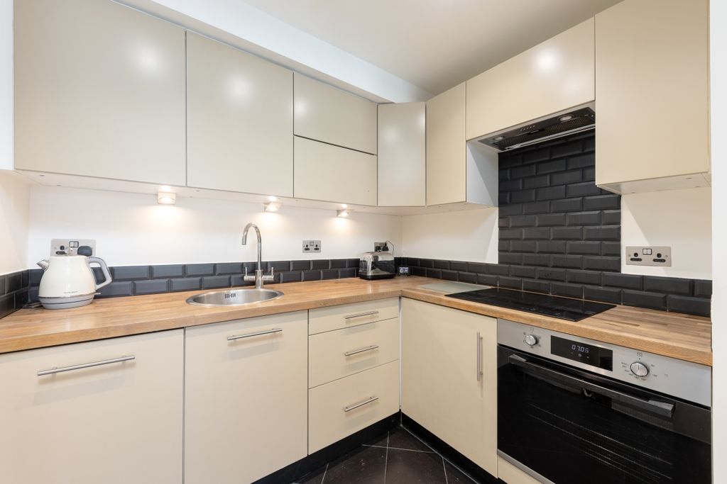 Property photo 2 of 12 St.Georges Wharf ...