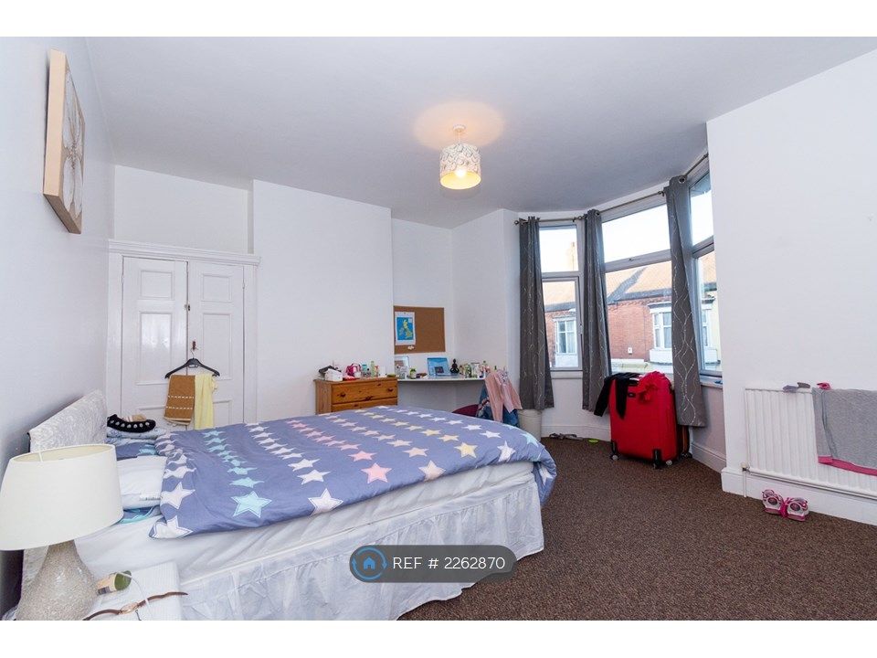 Property photo 3 of 21 R3 v. Large Double 1st Floor Front