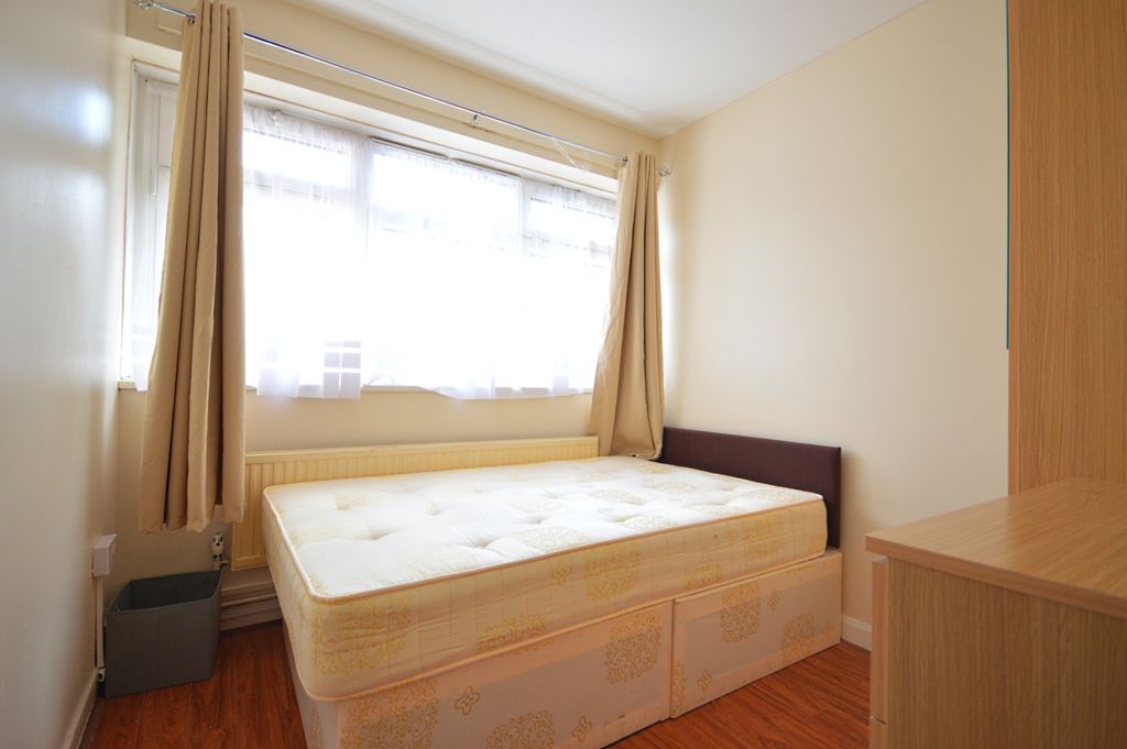 Property photo 1 of 6 3 Double Bedroom Flat To Rent