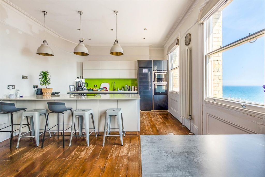 Property photo 3 of 20 69 Kings Gardens-7.Jpg