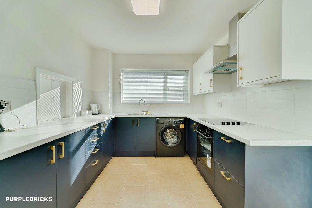 Property photo 3 of 31 Kitchen