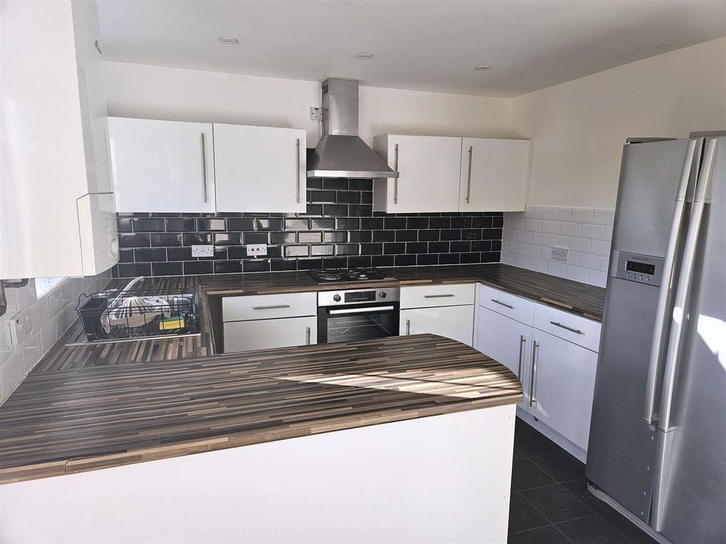 Property photo 3 of 11 20251120_103536.Jpg