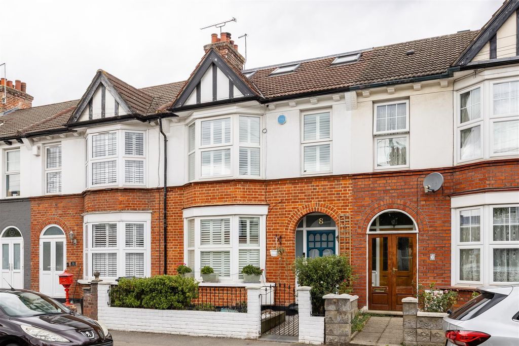 Property photo 1 of 46 Waverley Road, E18