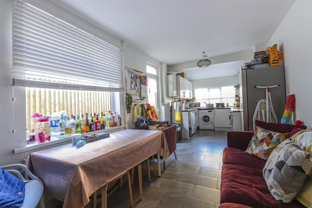 Property photo 2 of 12 Dogfield Street 59-4.Jpg