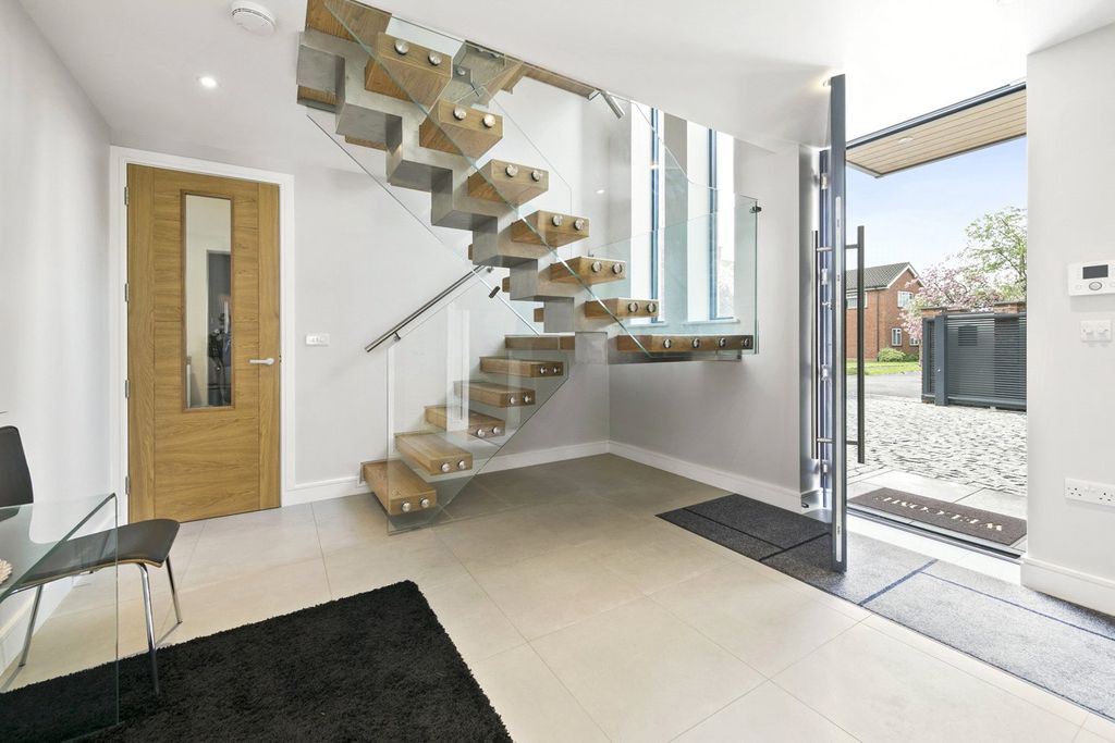 Property photo 3 of 19 Entrance Hall