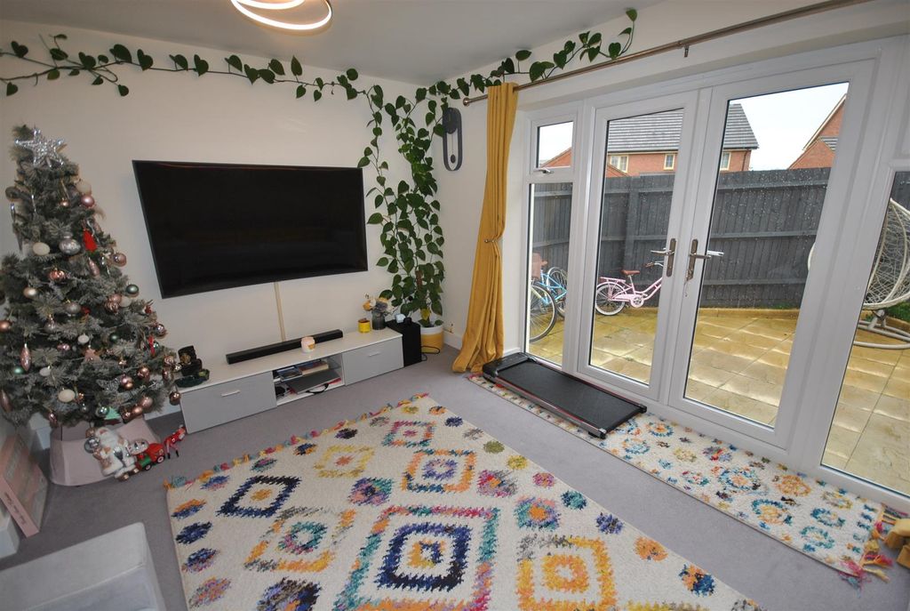 Property photo 2 of 12 Lounge