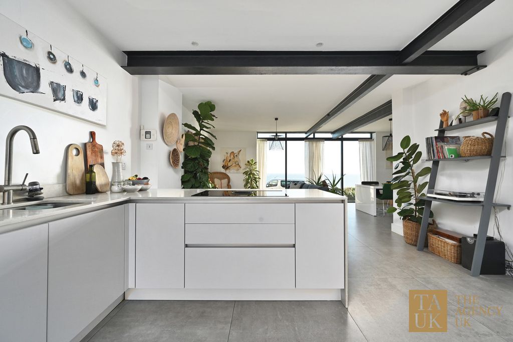 Property photo 3 of 33