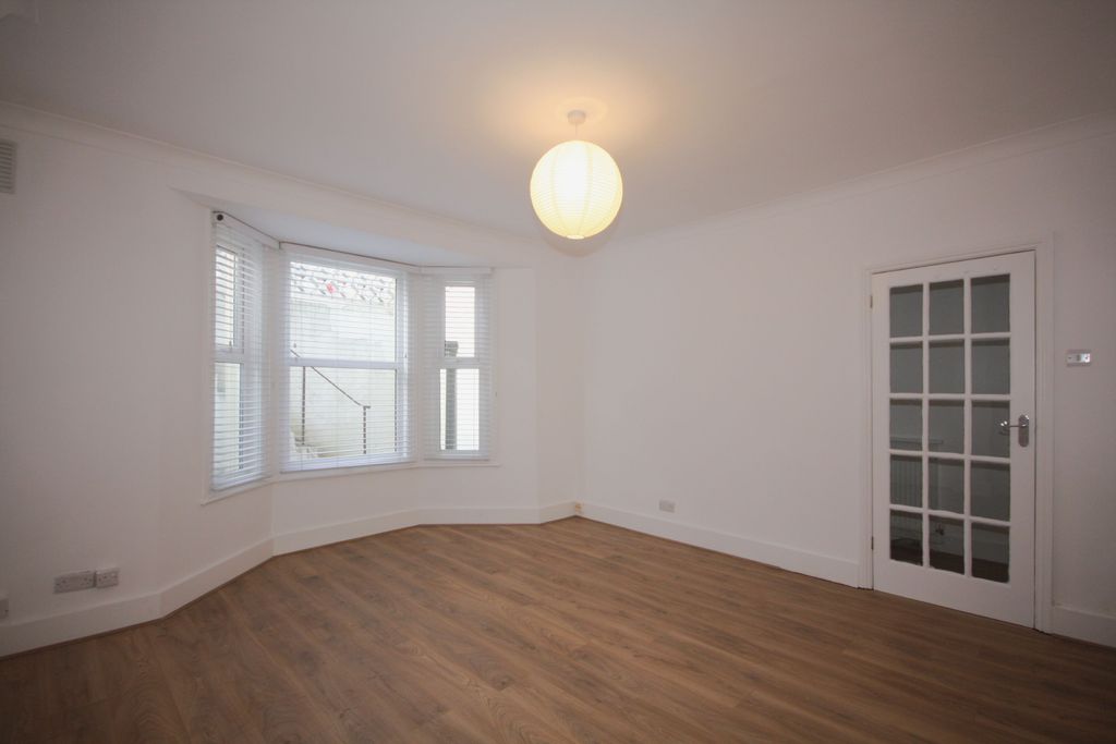 Property photo 3 of 12 Lounge