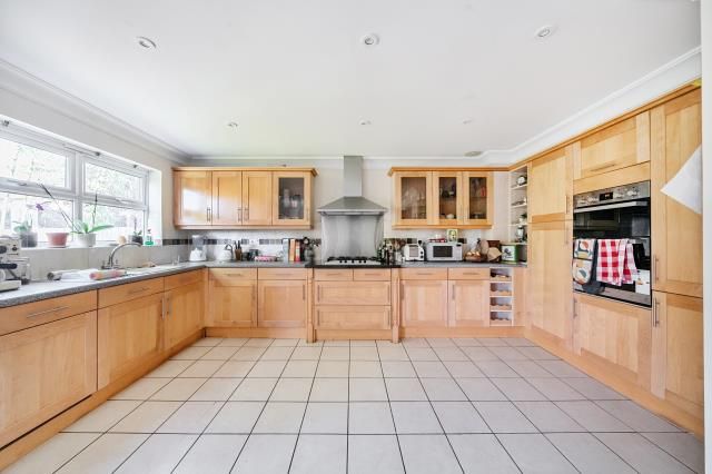 Property photo 3 of 17 Kitchen