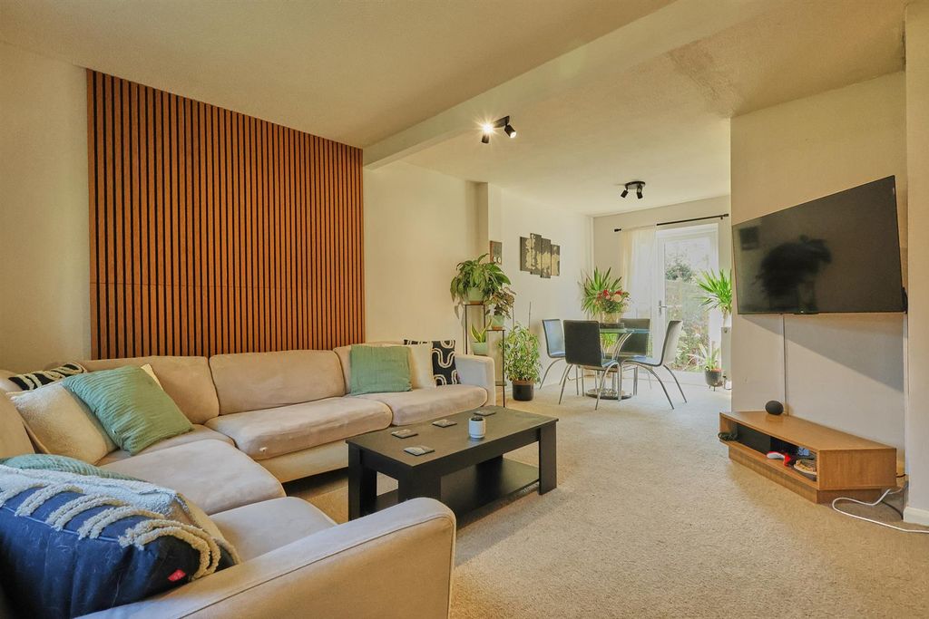 Property photo 2 of 14 Avon Walk_7.Jpg