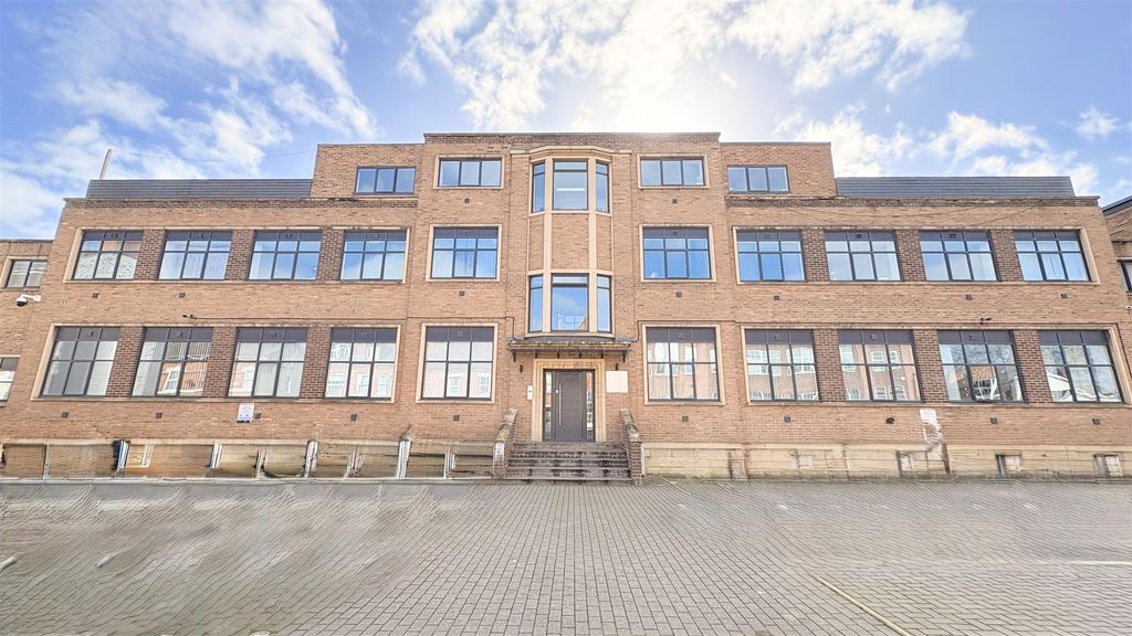 Property photo 1 of 16 Approach/Front Aspect