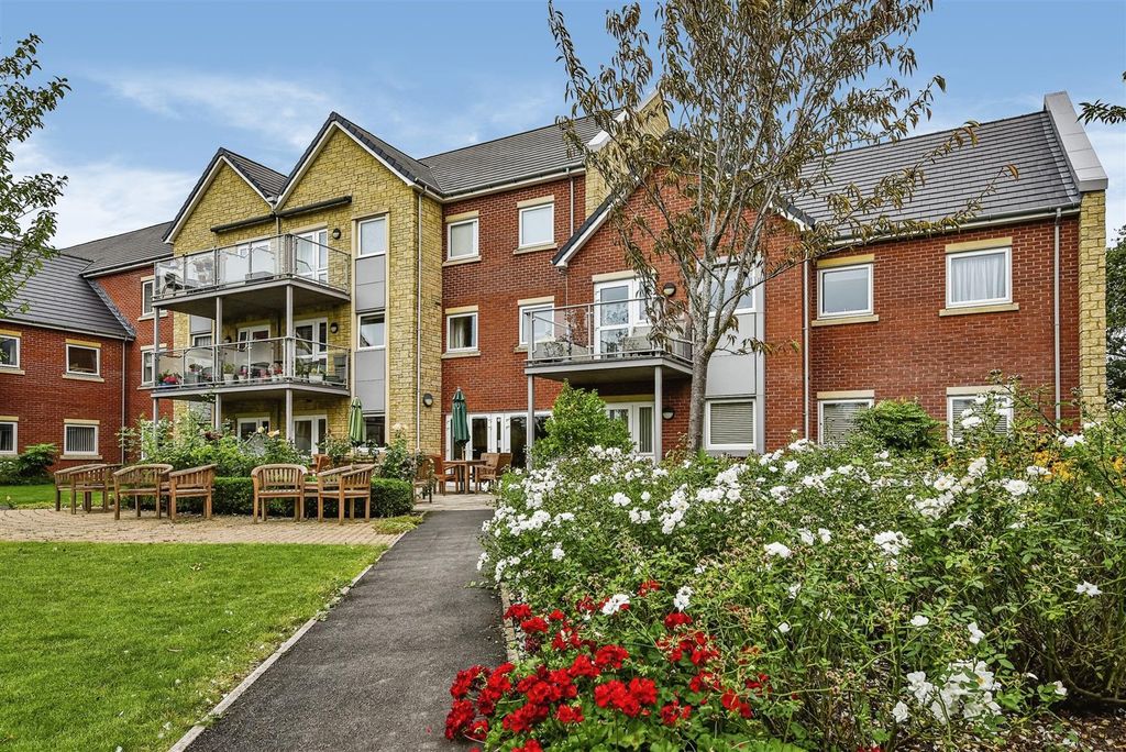Property photo 1 of 17 Communal Gardens