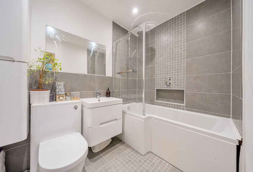 Property photo 2 of 19 1407158-11-698320...