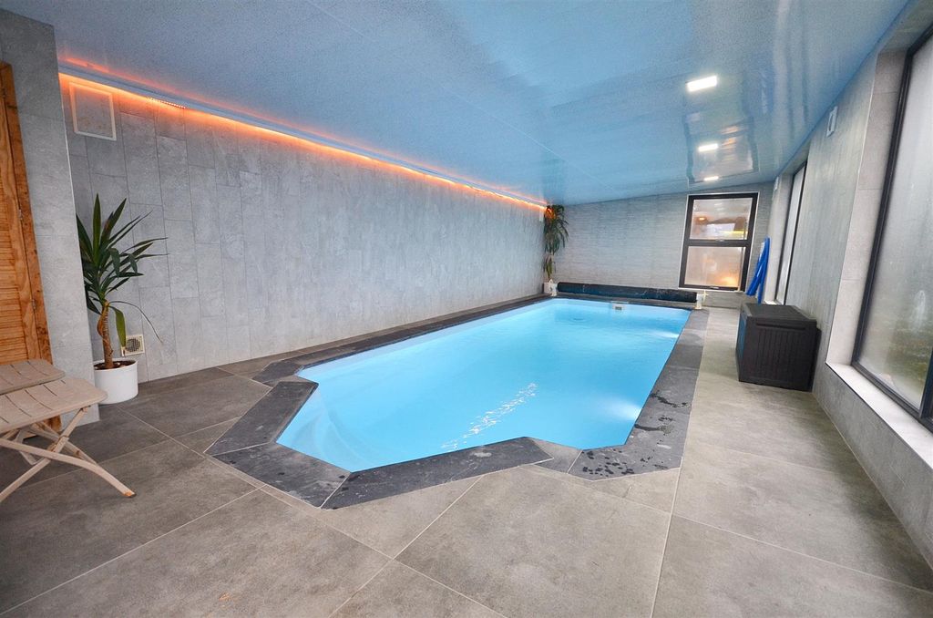 Property photo 2 of 38