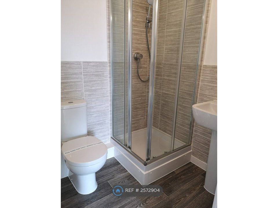 Property photo 3 of 11 Bathroom