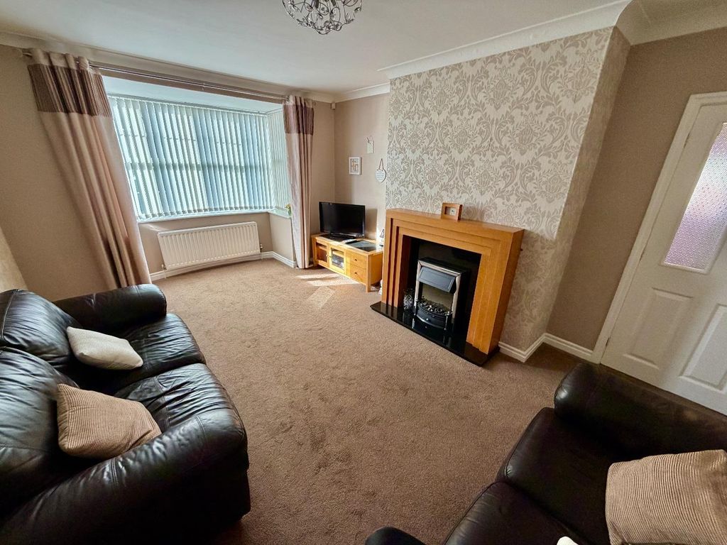 Property photo 3 of 12 Lounge