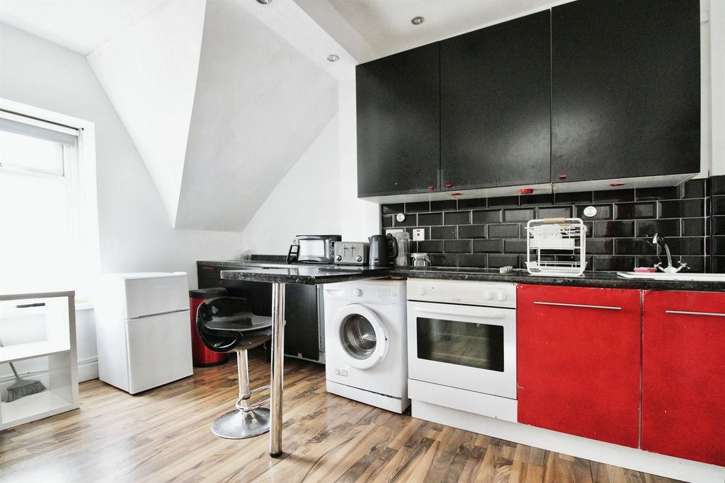 Property photo 3 of 8 Kitchen