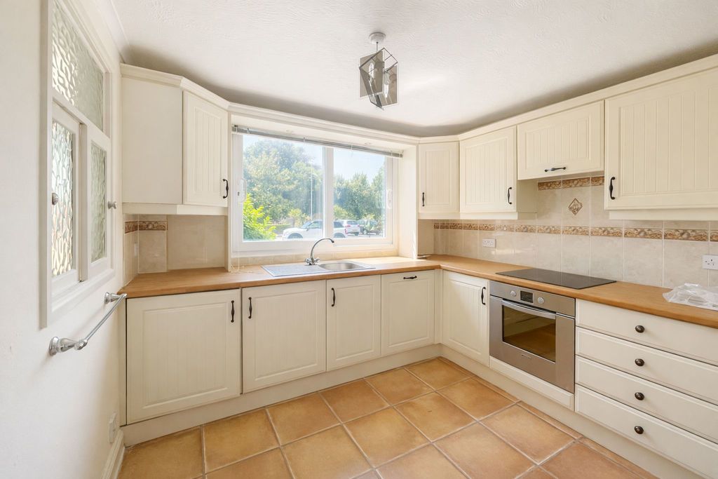 Property photo 2 of 10 Kitchen