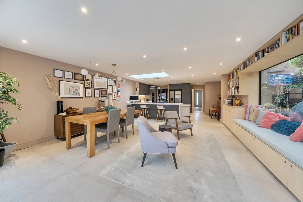 House in London, Colney Hatch - More