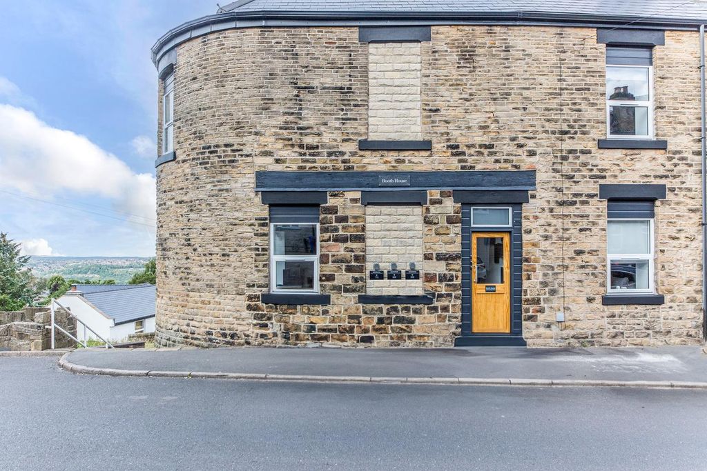 Property photo 1 of 32