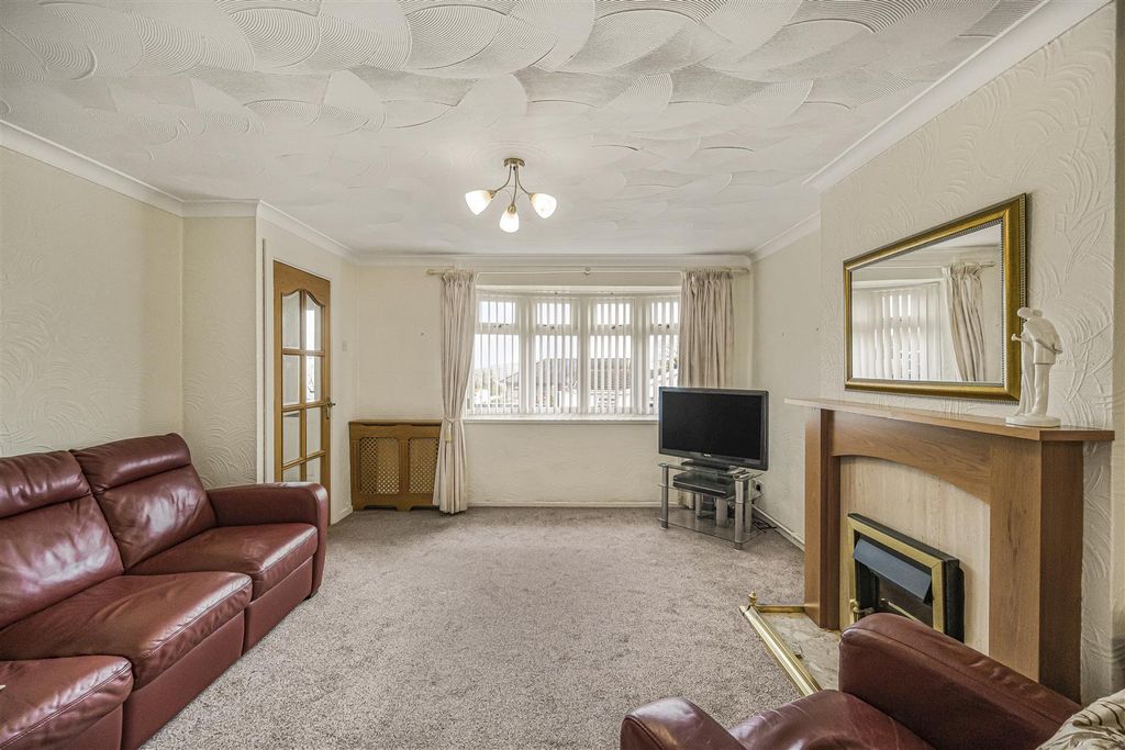 Property photo 3 of 17 Lounge