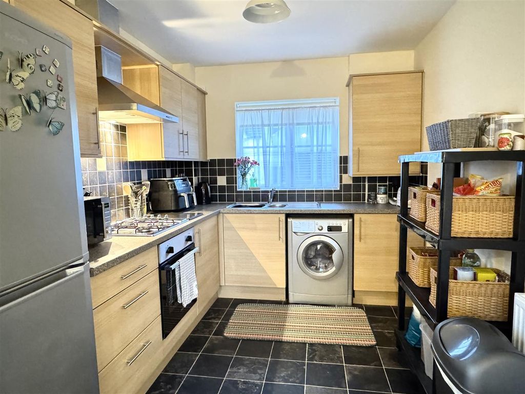 Property photo 3 of 19 Kitchen